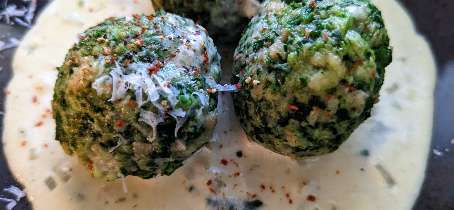 Spinatknödel mit Käsesauce