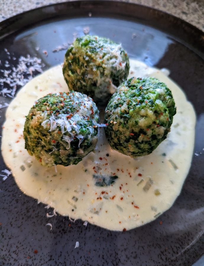 Spinatknödel mit Käsesauce