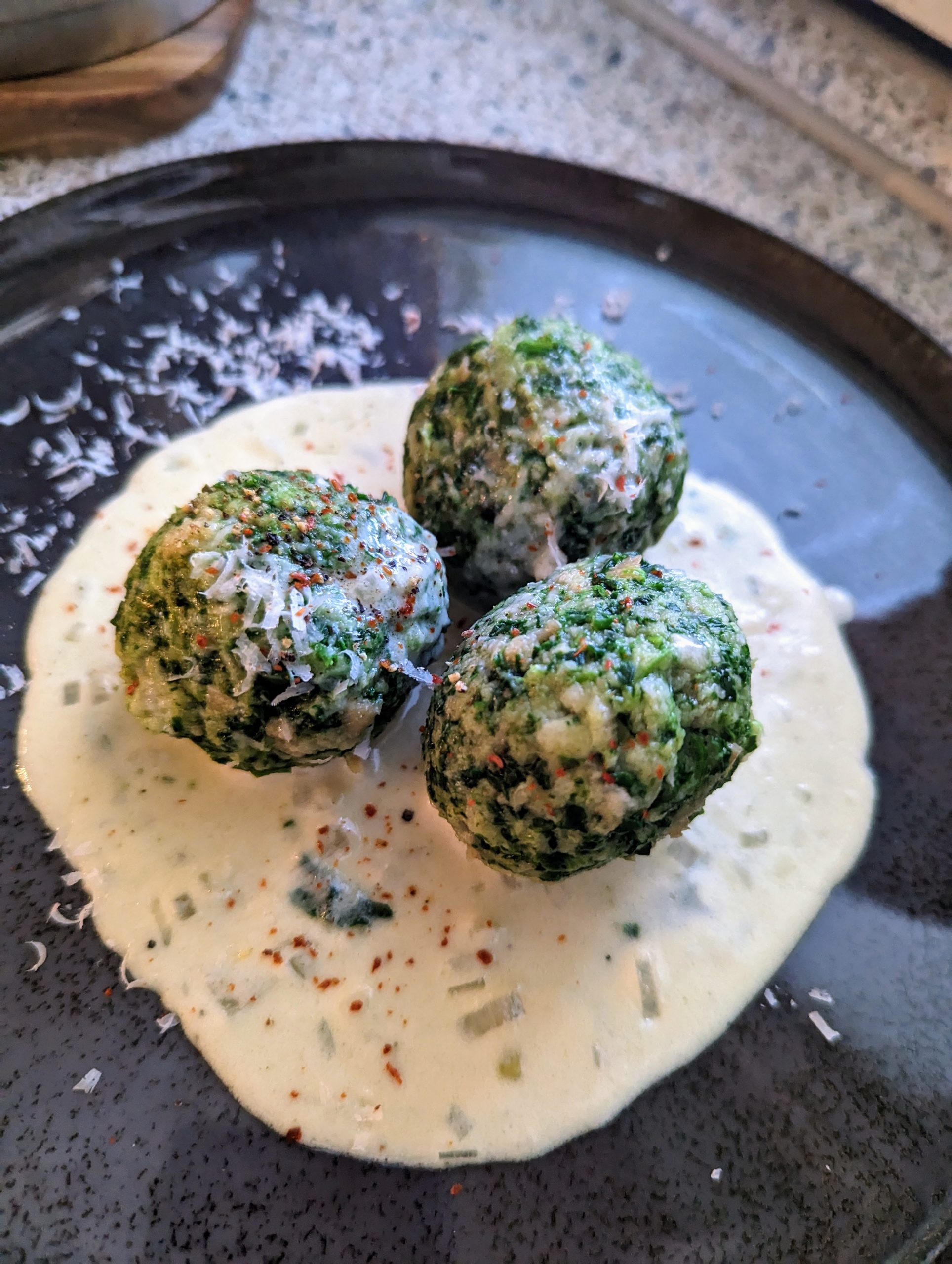 Spinatknödel mit Käsesauce – claudis kitchen