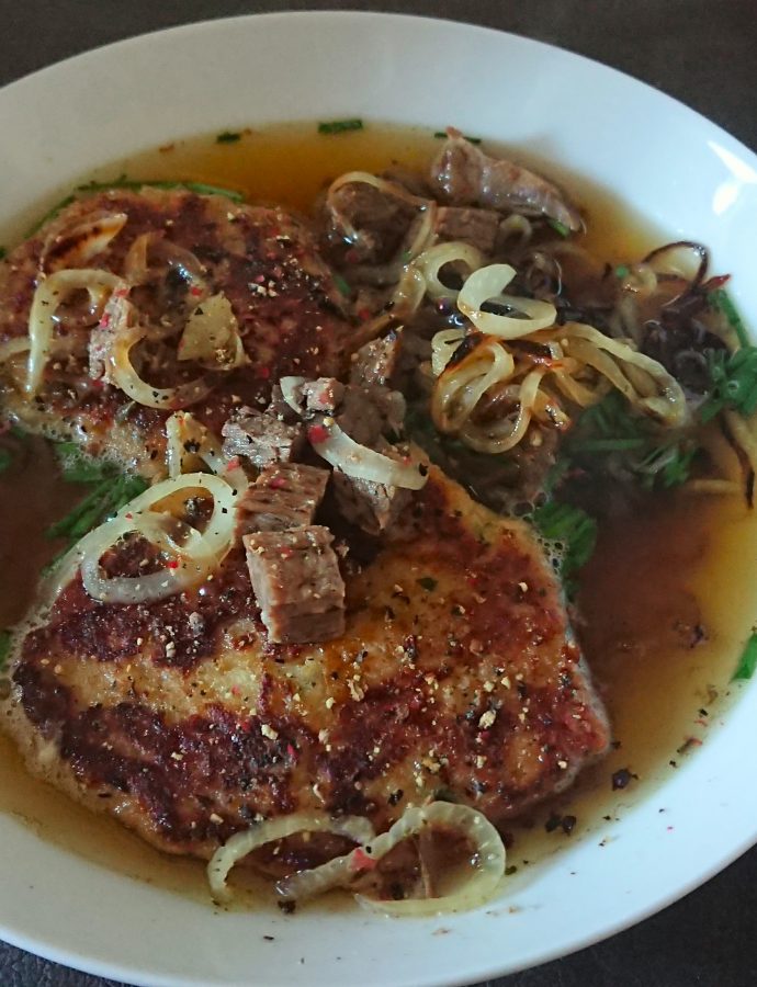 Kaspressknödel-Suppe mit Zwiebeln