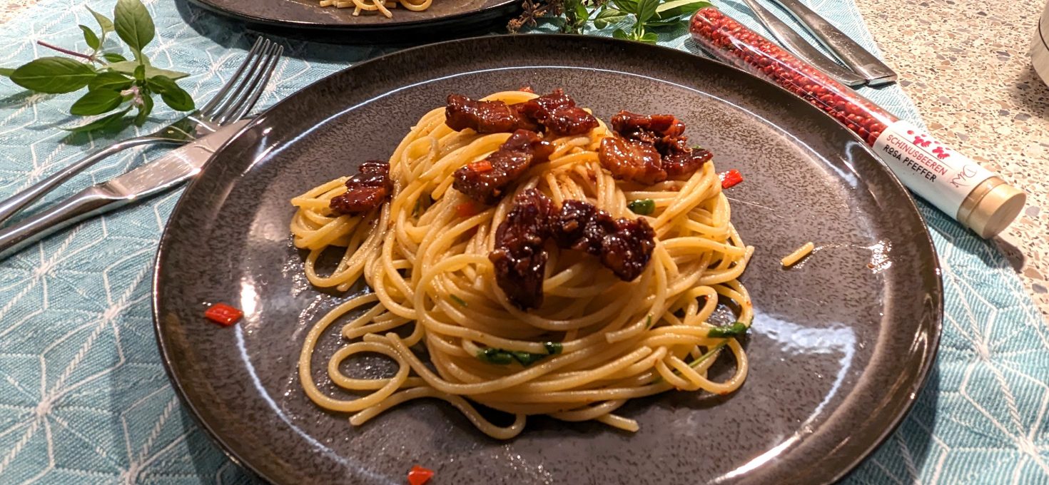 Chili-Pasta mit lackiertem Schweinebauch