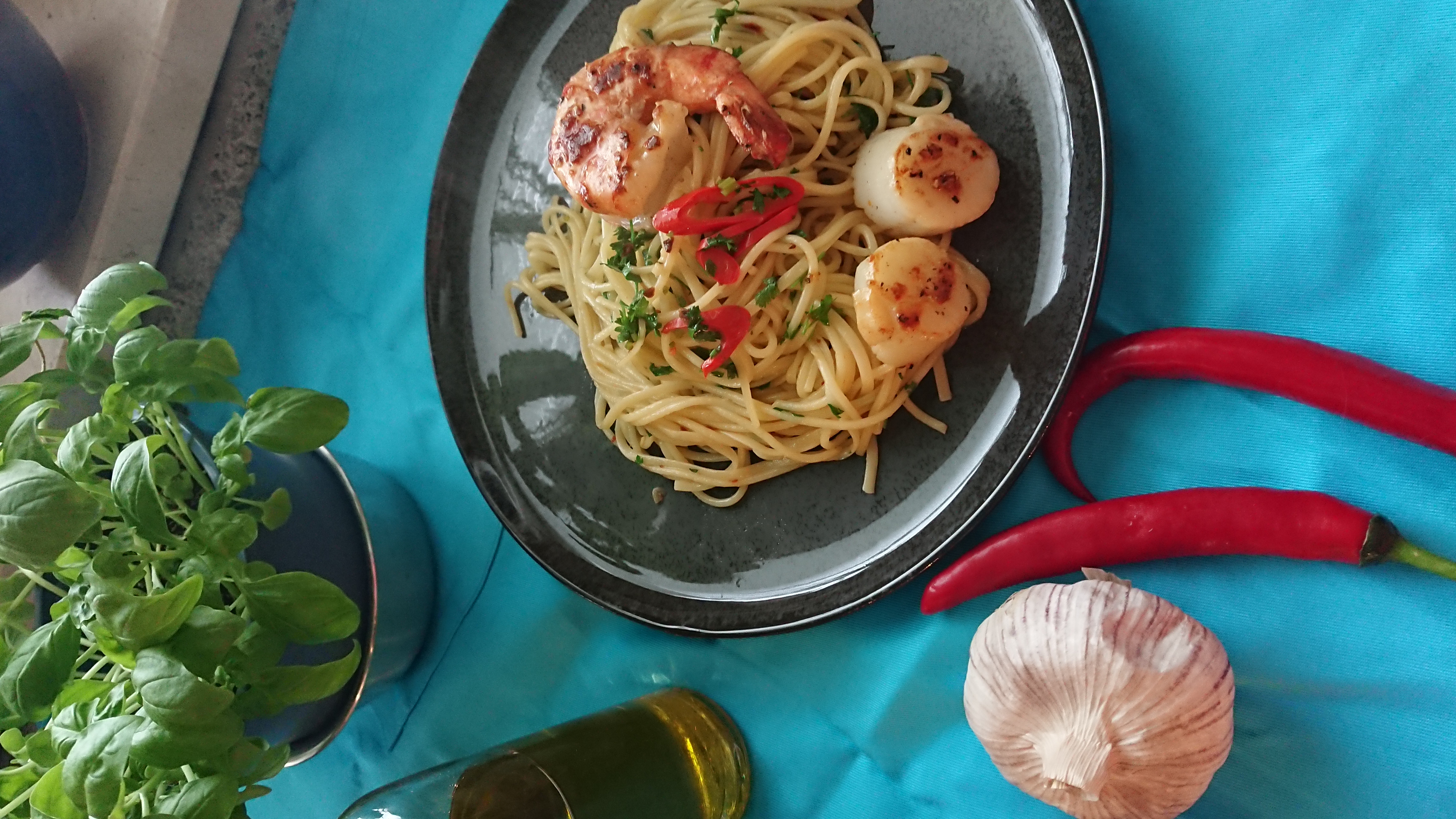 Spaghetti aglio e olio mit Garnele + Jakobsmuschel