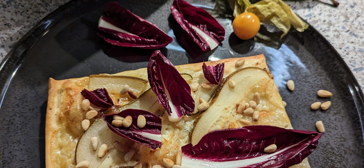 Flammkuchen mit Birne und Radicchio