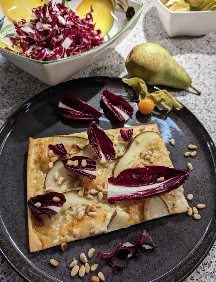 Flammkuchen mit Birne und Radicchio