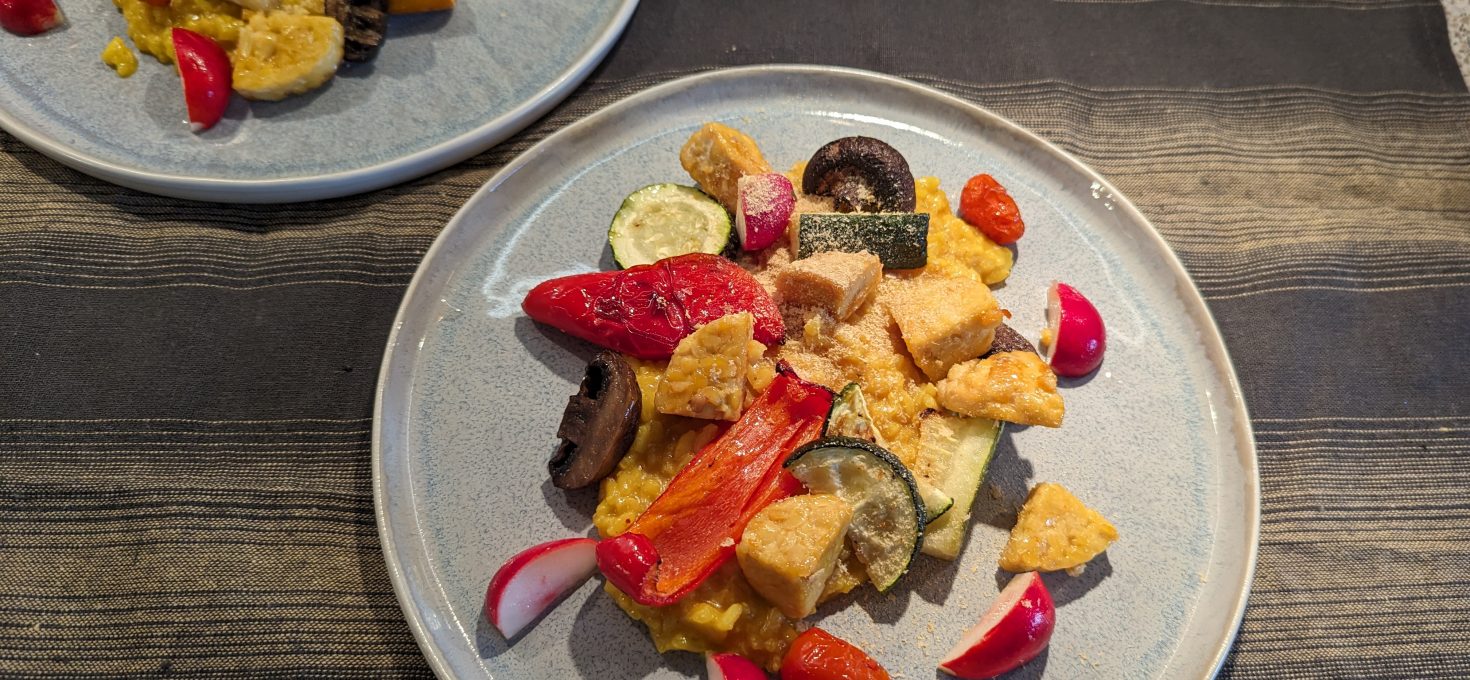Kurkuma-Risotto mit Ofengemüse und glasiertem Tempeh
