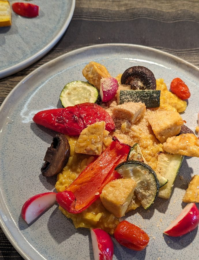 Kurkuma-Risotto mit Ofengemüse und glasiertem Tempeh