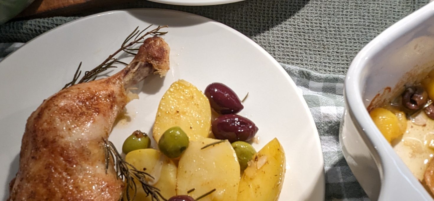 Geschmorte Hähnchenkeulen mit Kartoffeln, Oliven und Mandeln