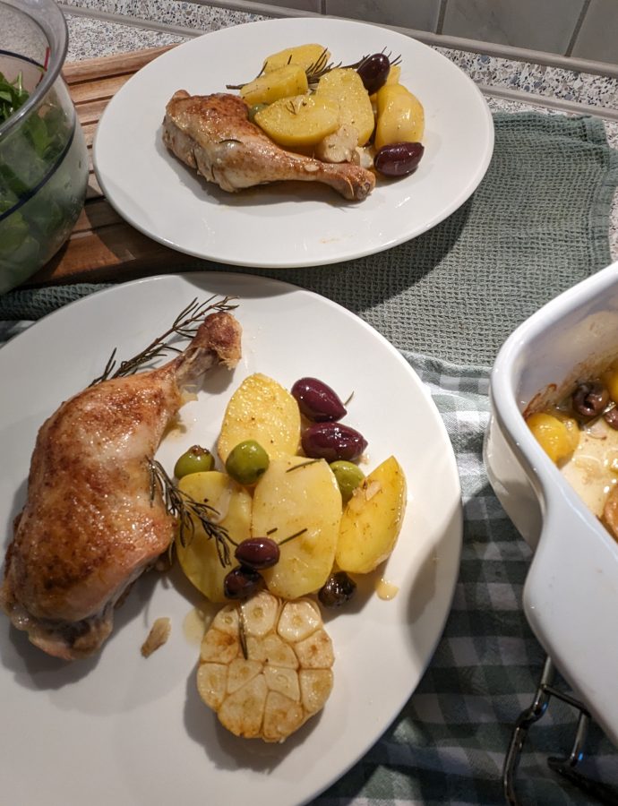 Geschmorte Hähnchenkeulen mit Kartoffeln, Oliven und Mandeln