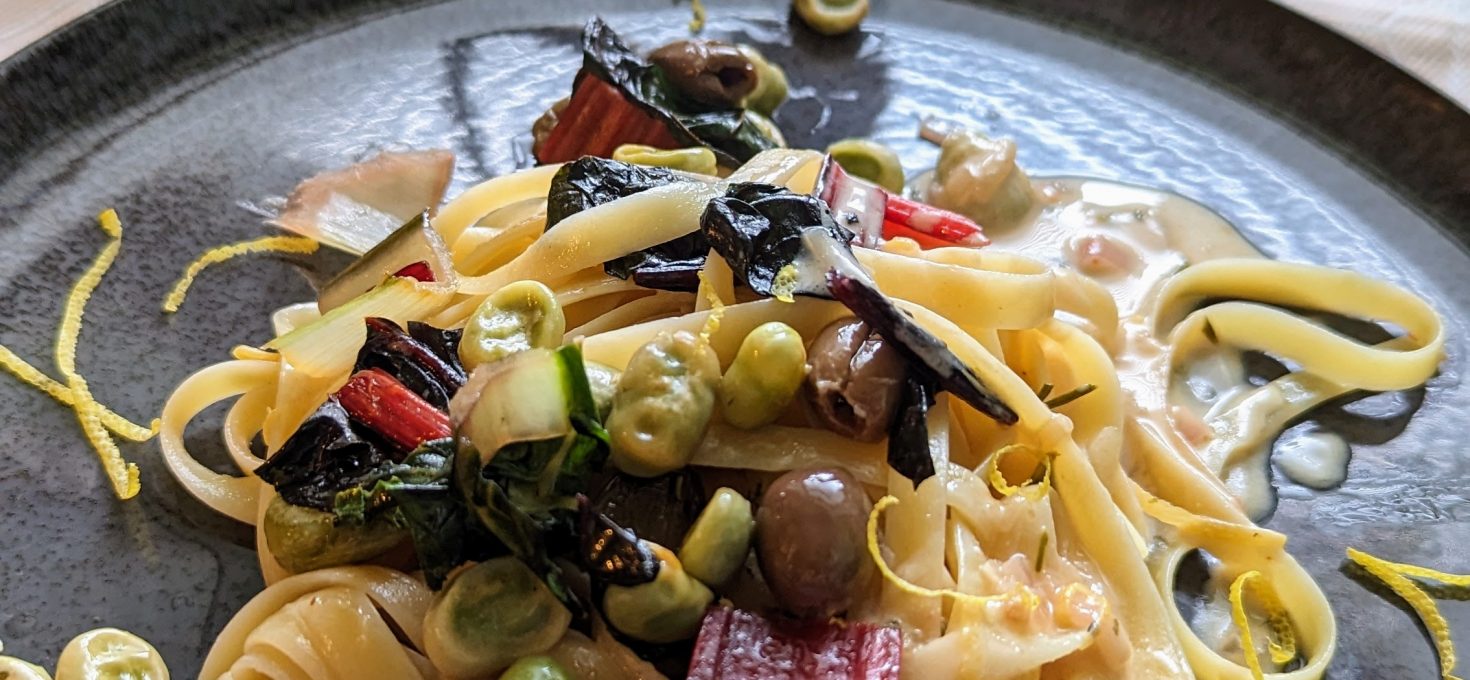 Tagliatelle mit Mangold, Oliven und Zitronensauce