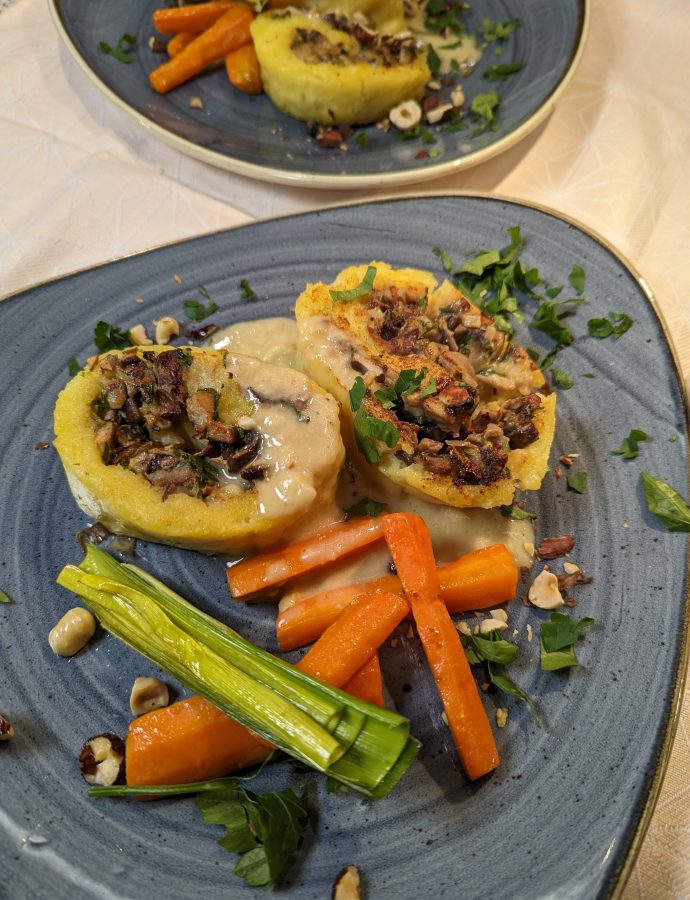 Kartoffelrolle mit Pilzen und Käsesauce