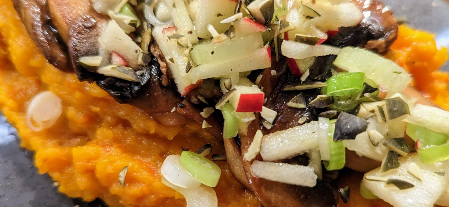 Pilze auf geröstetem Kürbispüree mit Apfel-Frühlingszwiebel-Salat