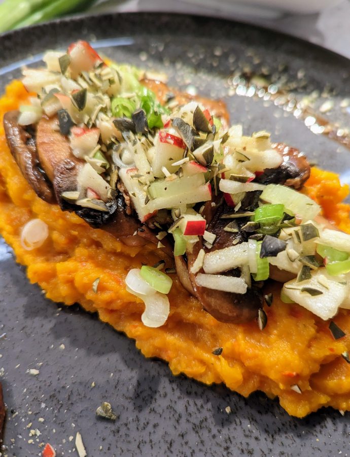 Pilze auf geröstetem Kürbispüree mit Apfel-Frühlingszwiebel-Salat