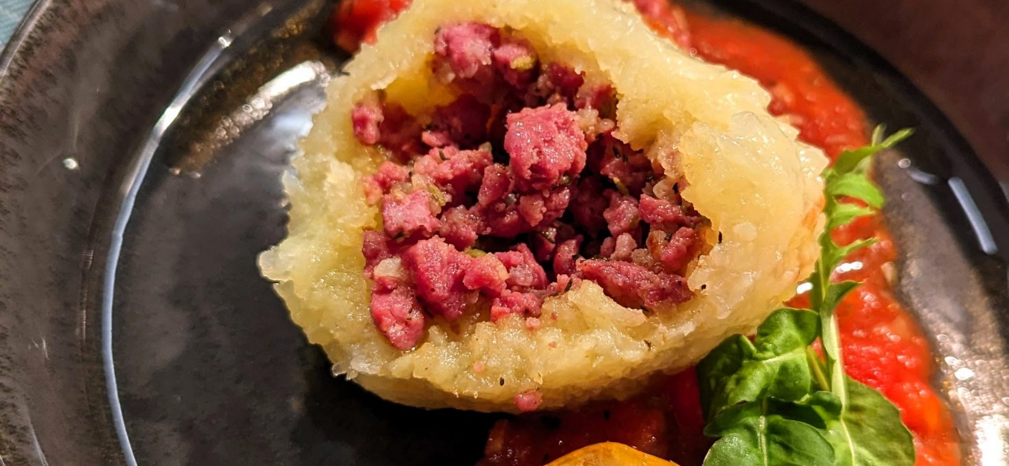 Salsiccia Knödel mit Tomatensauce