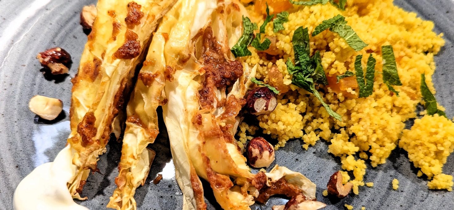 Ofen-Spitzkohl mit Aprikosen-Bulgur