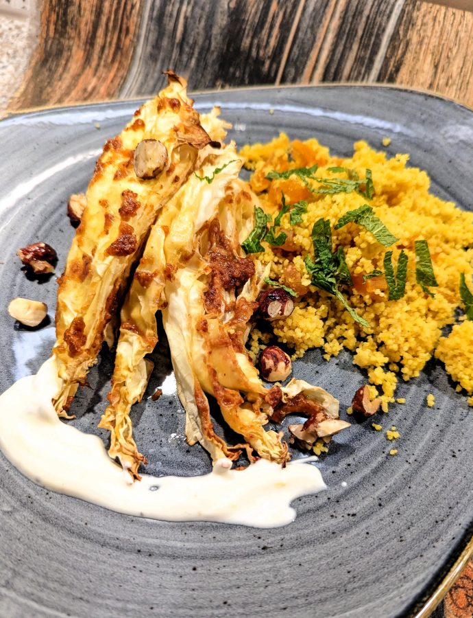 Ofen-Spitzkohl mit Aprikosen-Bulgur