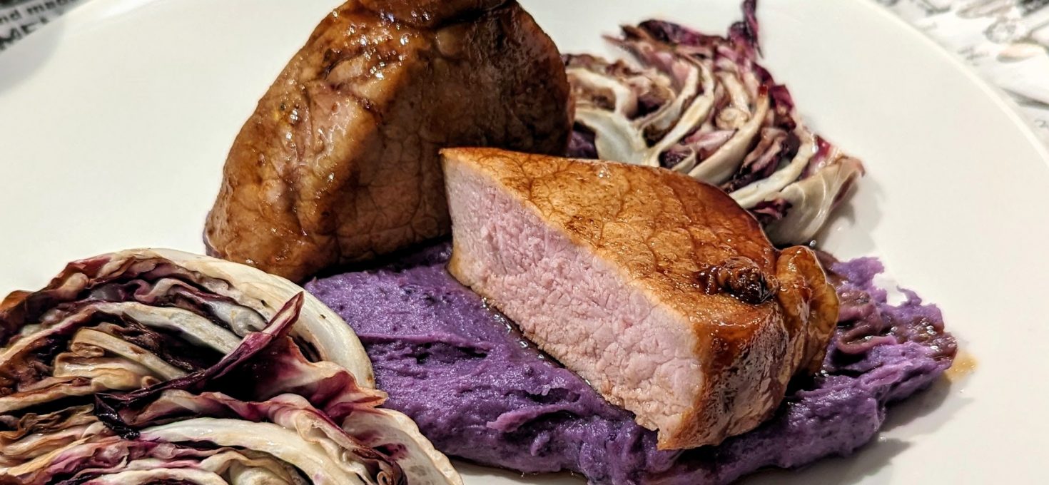 Schweinerücken mit Ahornsirup, Bananenketchup und gebratenem Radicchio