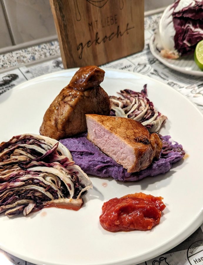 Schweinerücken mit Ahornsirup, Bananenketchup und gebratenem Radicchio