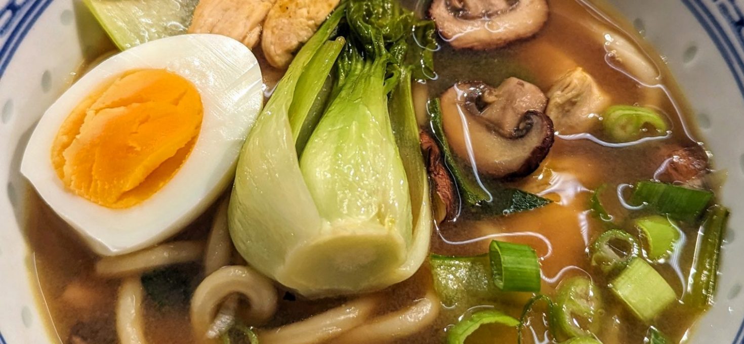 Udon-Suppe mit Hähnchen und Pak Choi