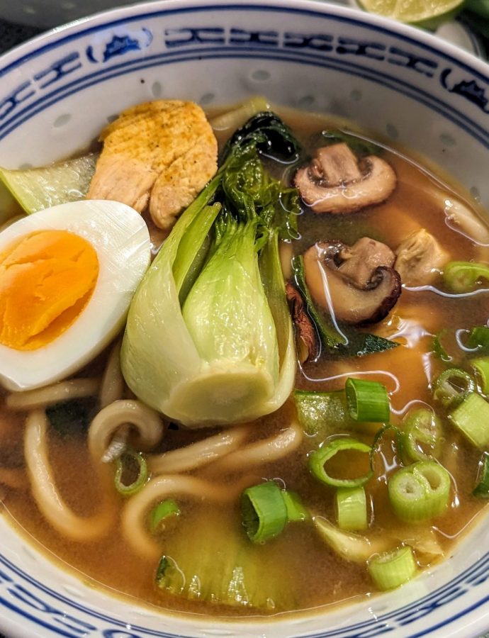 Udon-Suppe mit Hähnchen und Pak Choi