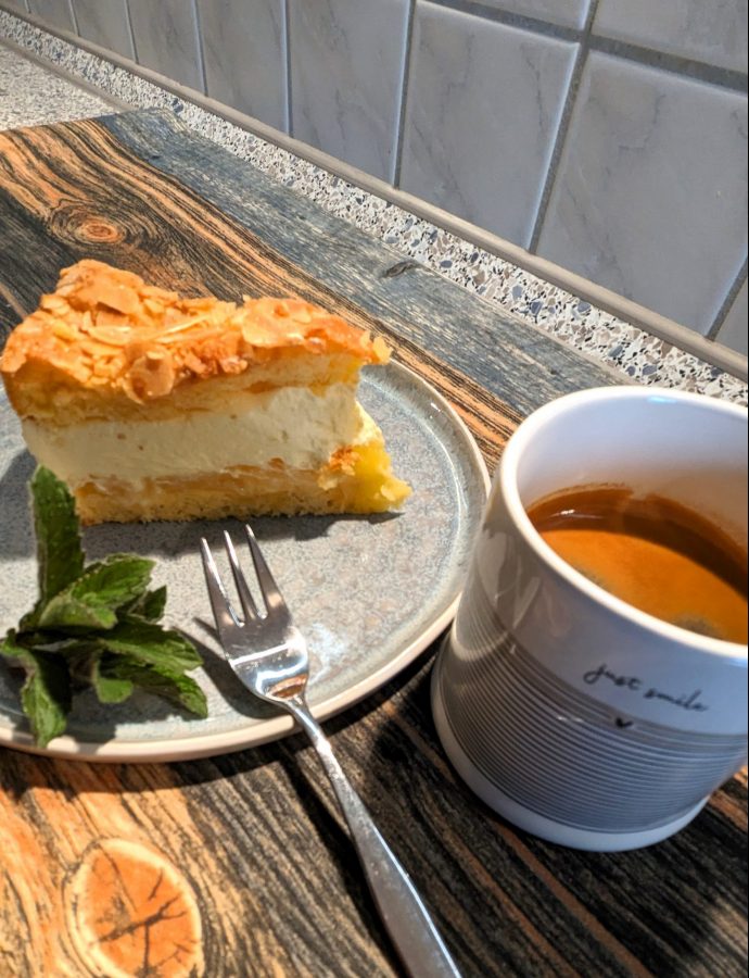 Bienenstich mit Ananasfüllung