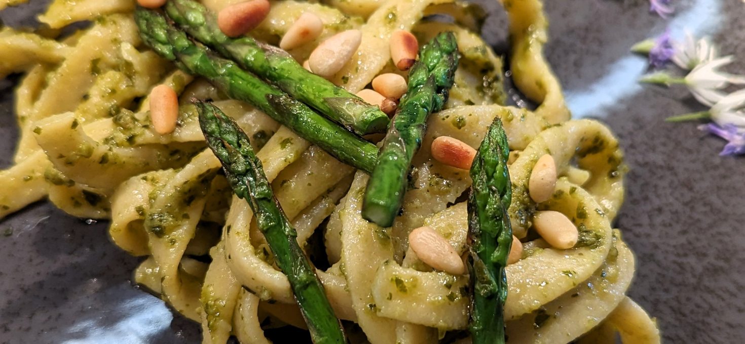 Tagliatelle mit Pesto Genovese und Spargel