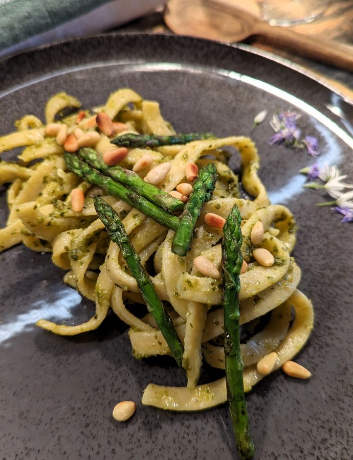 Tagliatelle mit Pesto Genovese und Spargel