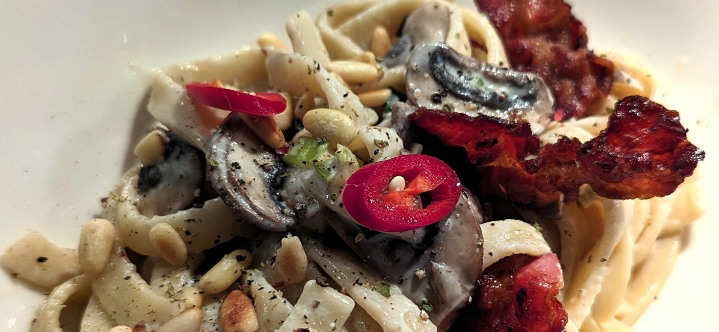 Tagliatelle mit Speck und Champignons