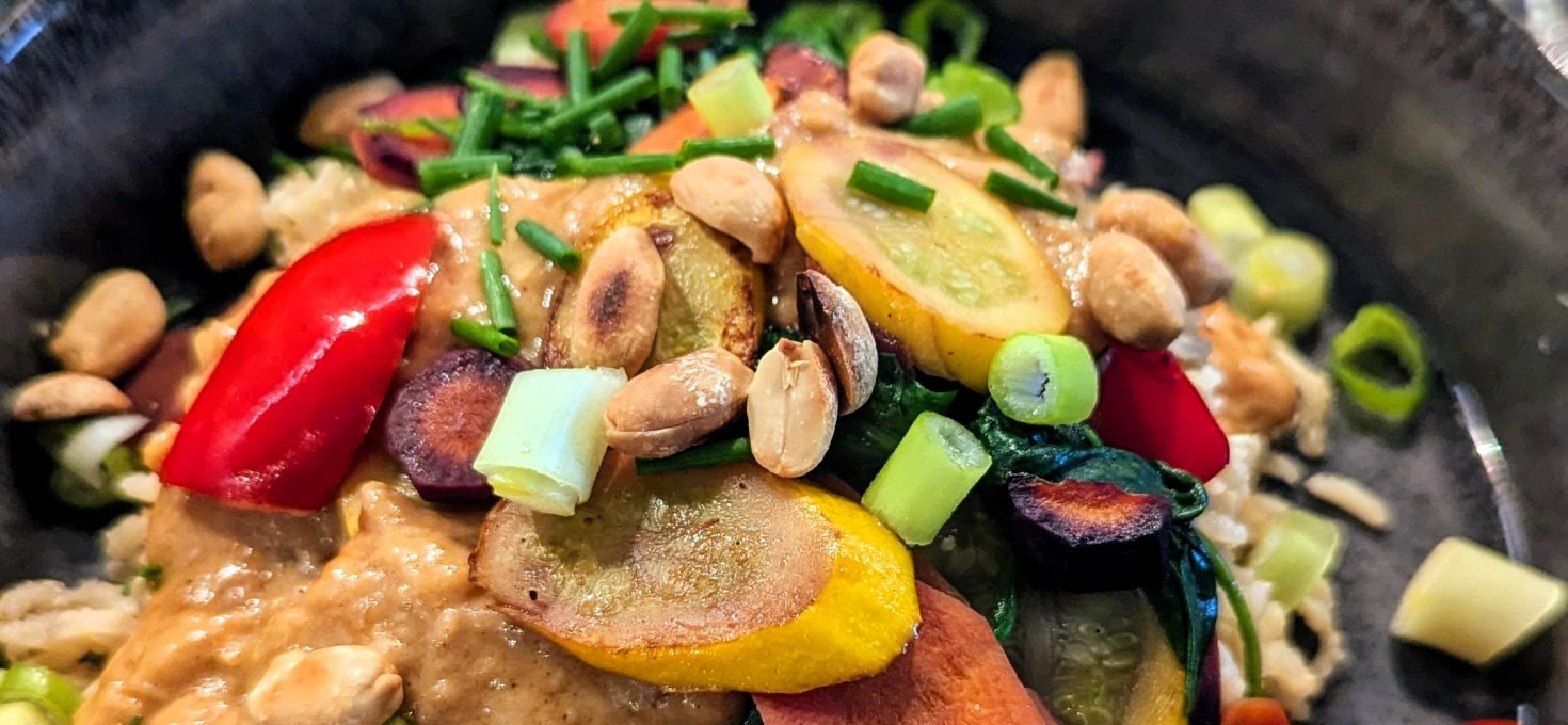 Gemüsebratreis mit Erdnuss-Sauce