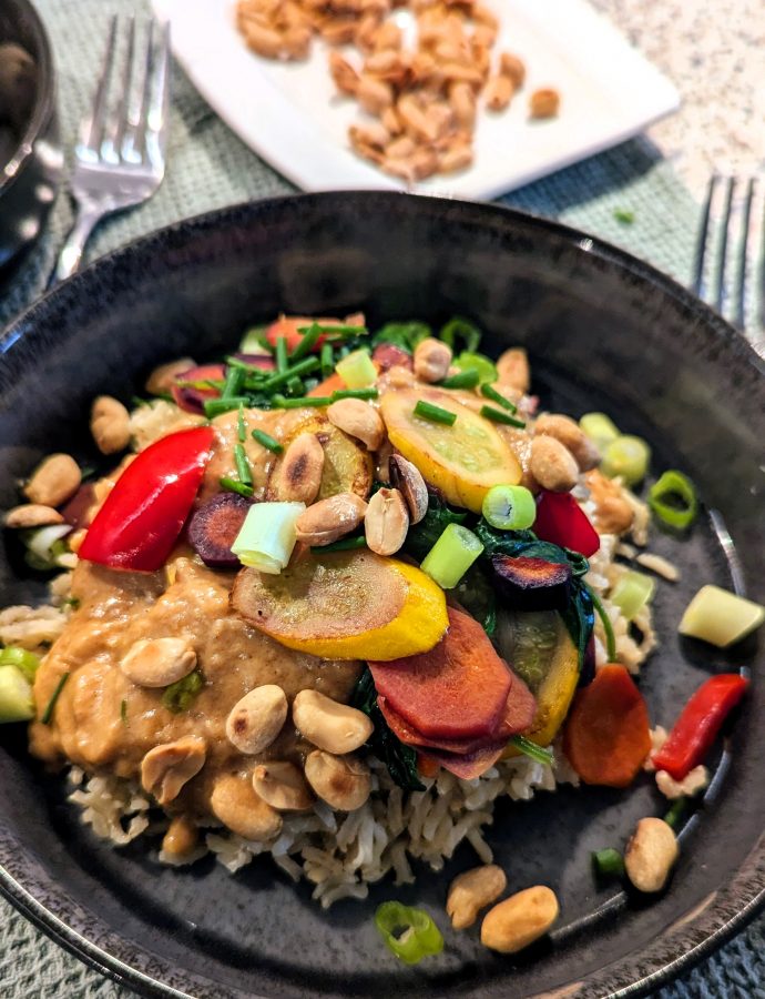 Gemüsebratreis mit Erdnuss-Sauce