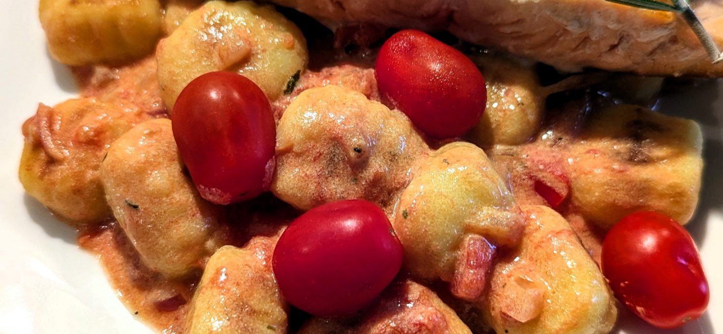 Gnocchi mit Lachs und Tomaten