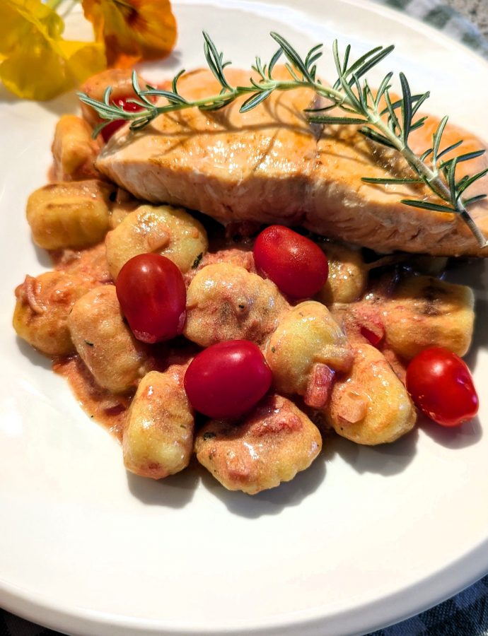 Gnocchi mit Lachs und Tomaten