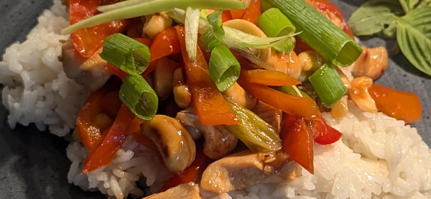 Gai Pad Med Mamuang – gebratenes Hühnerfleisch mit Cashew-Kernen