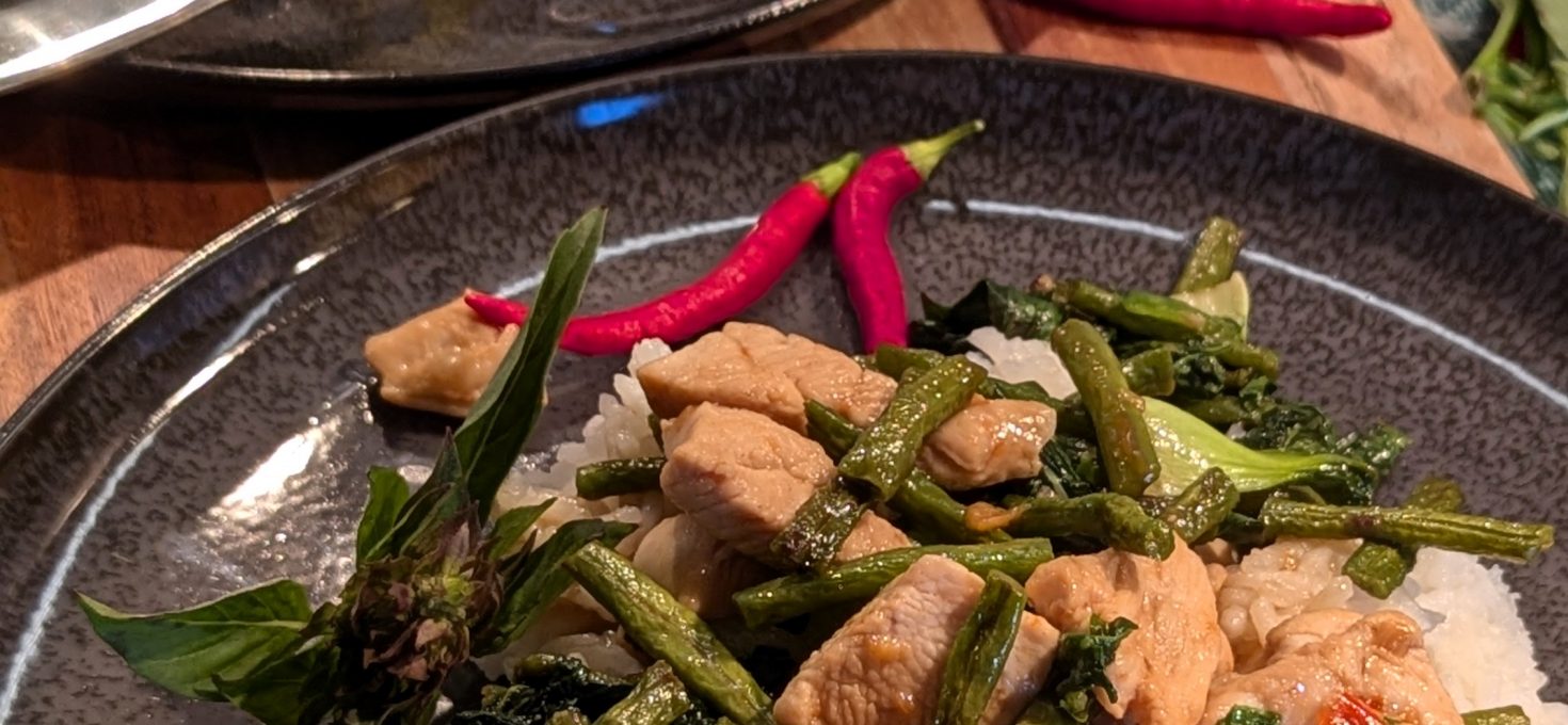 Pad Kaprao Gai – scharfes Hühnerfleisch mit Thai-Basilikum und Pak Choi