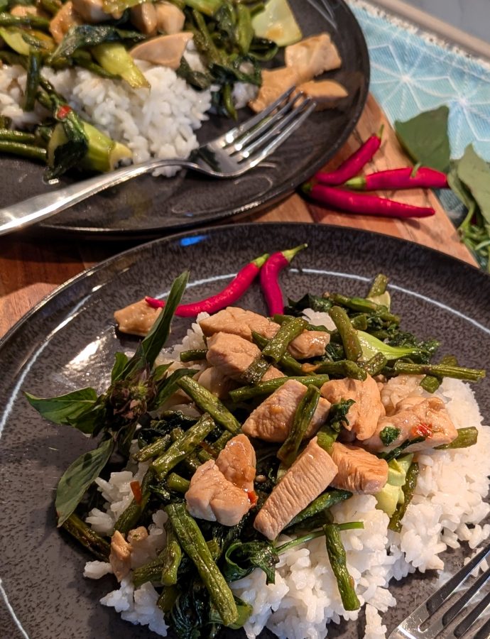 Pad Kaprao Gai – scharfes Hühnerfleisch mit Thai-Basilikum und Pak Choi