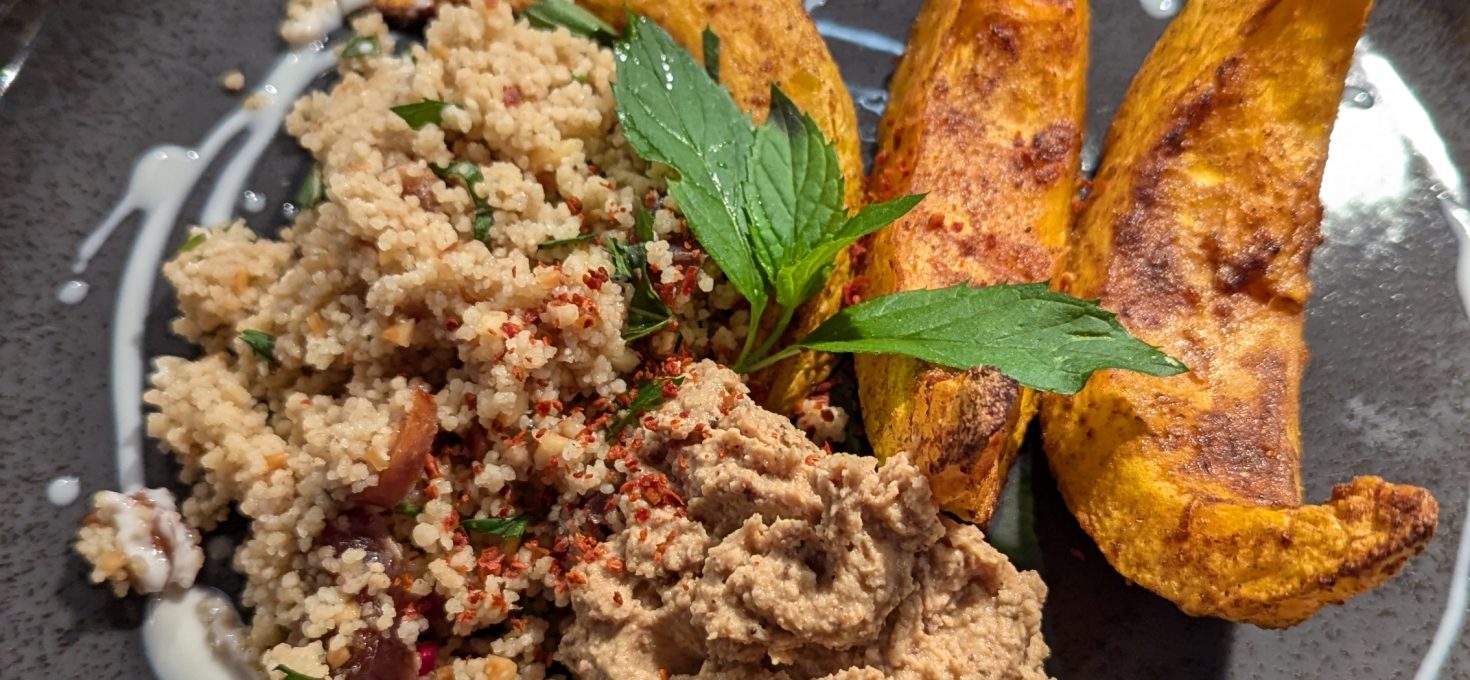 Orientalischer Kürbis mit Couscous und Sesamcreme