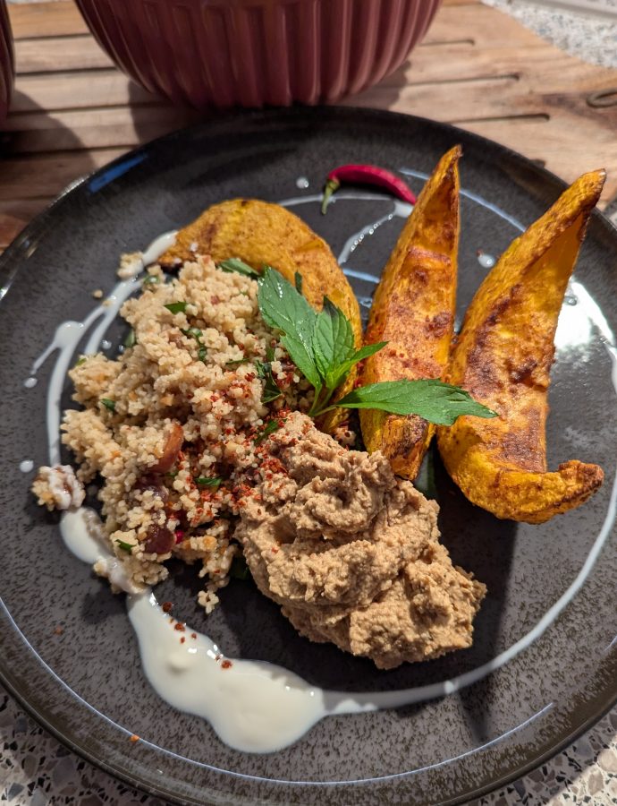 Orientalischer Kürbis mit Couscous und Sesamcreme