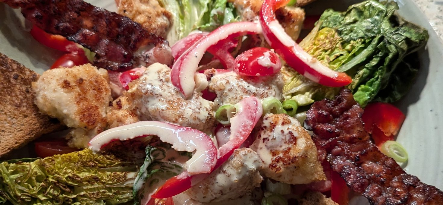 Caesar Salat mit Paprika und Knusper-Hähnchen