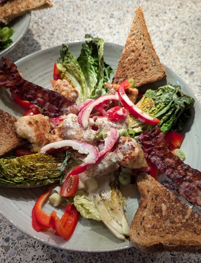 Caesar Salat mit Paprika und Knusper-Hähnchen