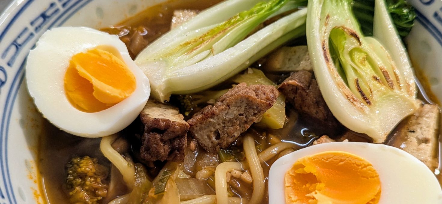 Ramensuppe mit Pilzen, Pak Choi und Tofu