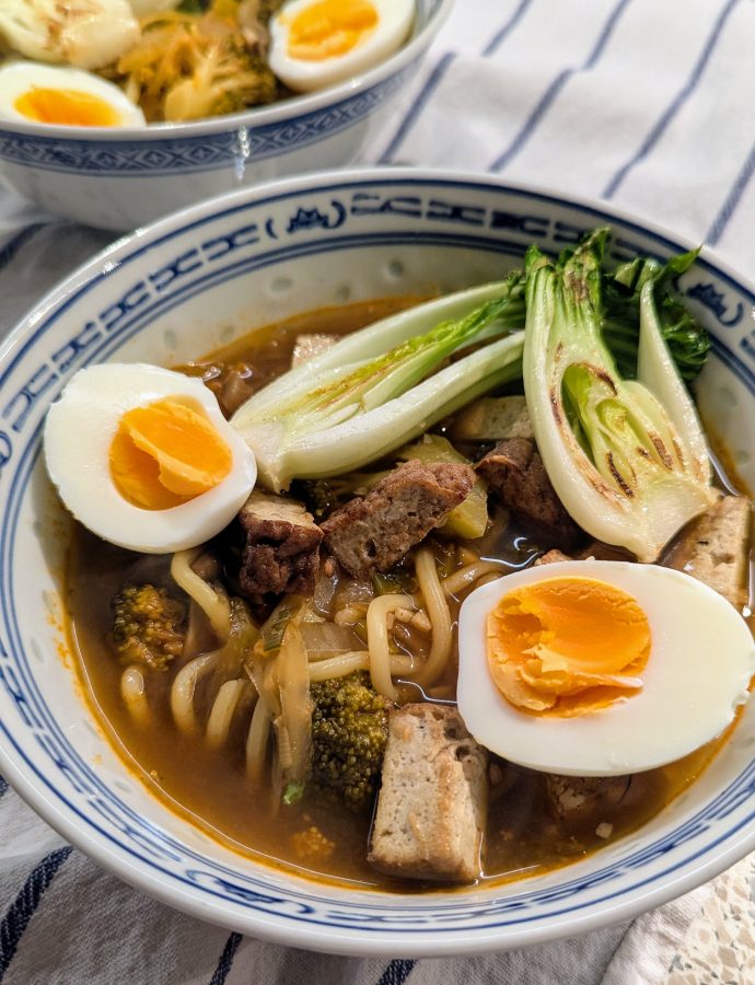 Ramensuppe mit Pilzen, Pak Choi und Tofu