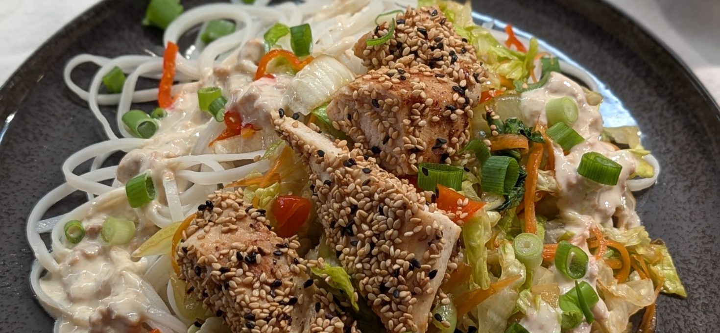 Asia Reisnudelsalat mit Sesam Hähnchen