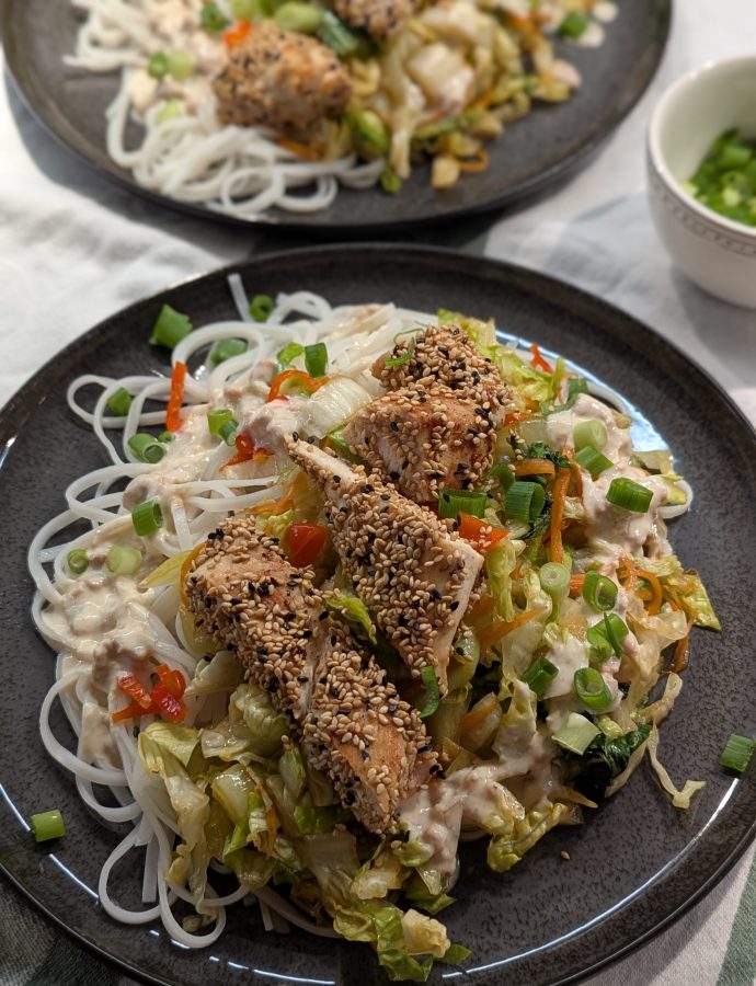 Asia Reisnudelsalat mit Sesam Hähnchen