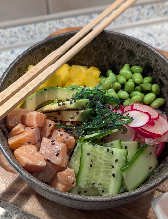 Hawaiianische Pokè-Bowl mit Lachs