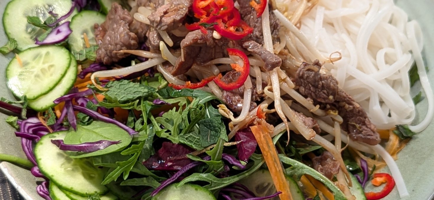 Vietnamesischer Salat mit Rindfleisch – Bun Bo Nam Bo mit Dipsauce – Nuoc Cham