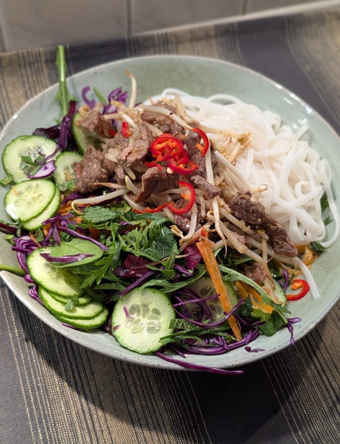 Vietnamesischer Salat mit Rindfleisch – Bun Bo Nam Bo mit Dipsauce – Nuoc Cham