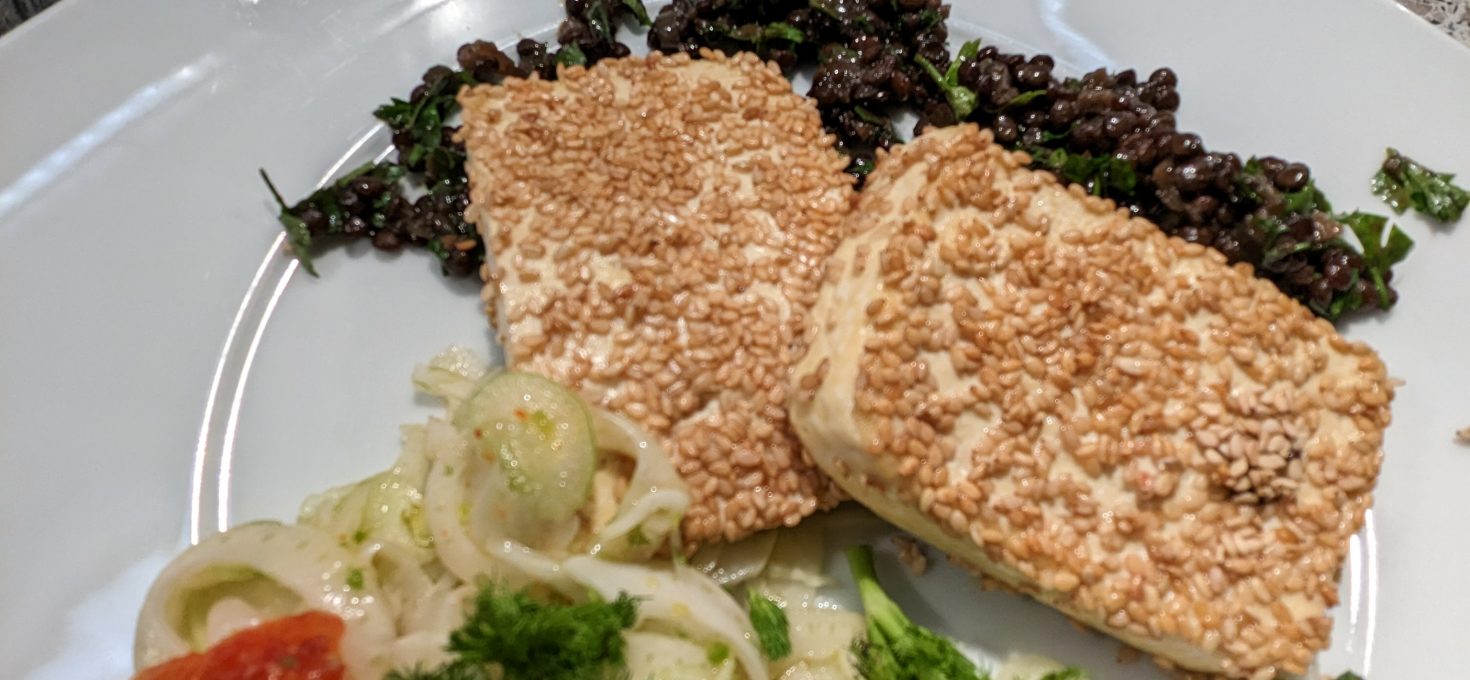Gebratener Sesamtofu mit Belugalinsen,  Fenchel und Blutorange