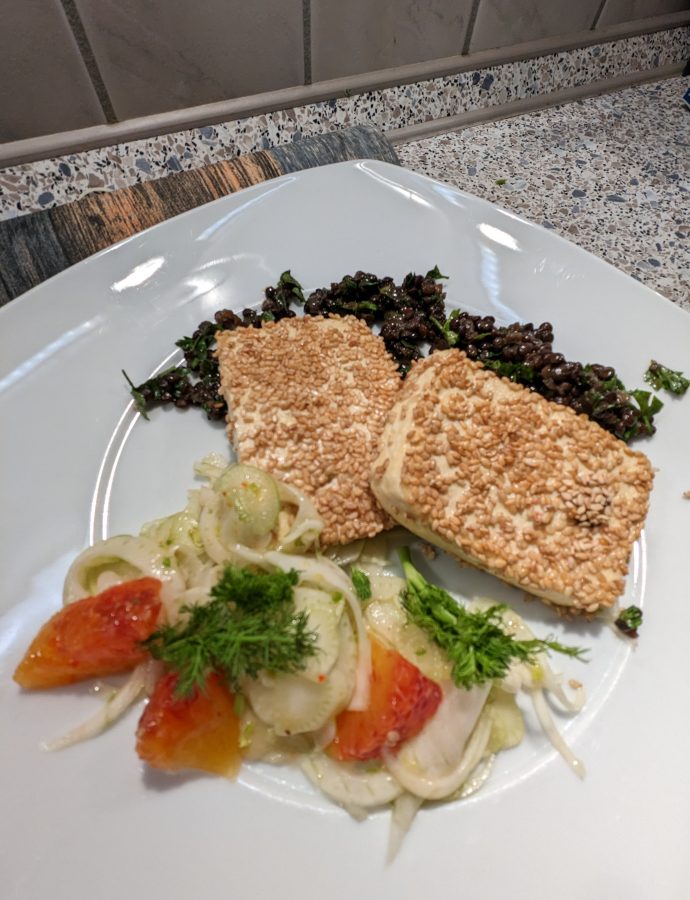 Gebratener Sesamtofu mit Belugalinsen,  Fenchel und Blutorange