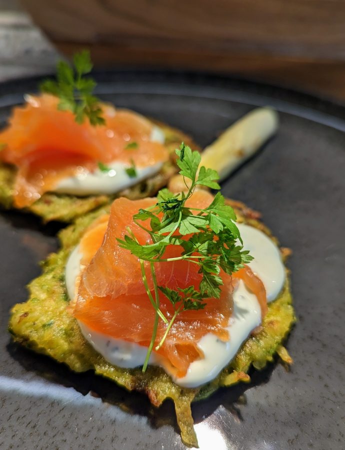 Spargel-Kartoffel-Rösti mit Räucherlachs und Limetten-Dill-Creme