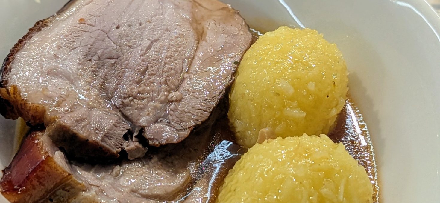 Schweinebraten in dunkler Biersauce mit Knödeln