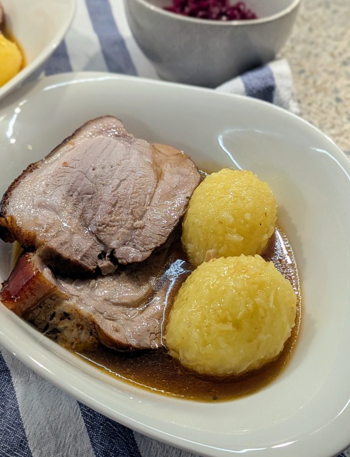 Schweinebraten in dunkler Biersauce mit Knödeln